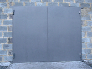 Серые распашные ворота для гаража